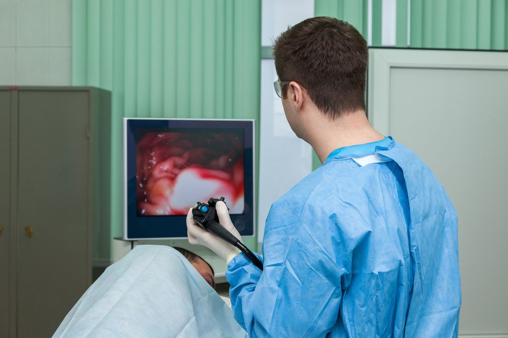 o procedură medicală care permite vizualizarea esofagului, stomacului și duodenului.
